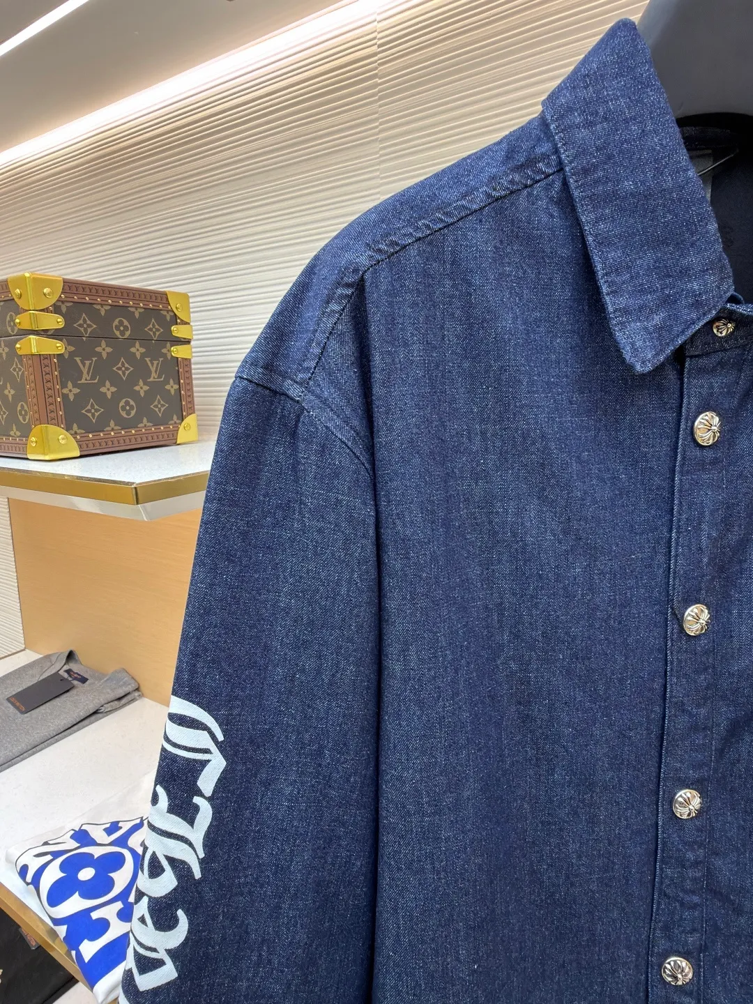 Chrome Hearts Denim Shirt Cotton Clothes ●Item No.: 1682230-C00 ●Fabric: Pure cotton twill denim fabric ●Technology: Glue printing ●Color: Blue ●Version: Fitted version ●Weight: about 930 grams ●Size: S-M-L ●Description: The original domestic stock was purchased for 3.4W. The development cost is extremely high, and the fabric is made of high-density pure cotton twill denim material imported from Italy. According to the original color matching and washing water test, the jacquard lining is tested N times and the minimum order is one thousand meters. The loss is huge. The quilting is made of Xinjiang cotton, which is thick and warm. The printing is based on the original version using hand-made glue printing, and the accessories collar label is made of imported lambskin. The overall wiring is straight and delicate, the fabric is comfortable and soft, and the color is consistent without color difference. It can be matched with the same style to create a fashionable look and control various occasions. Customized accessories, complete with three standards, same style for men and women!